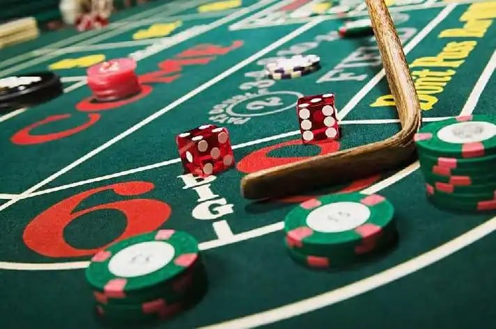Staf layanan pelanggan online memberikan bantuan dalam obrolan melalui komputer desktop